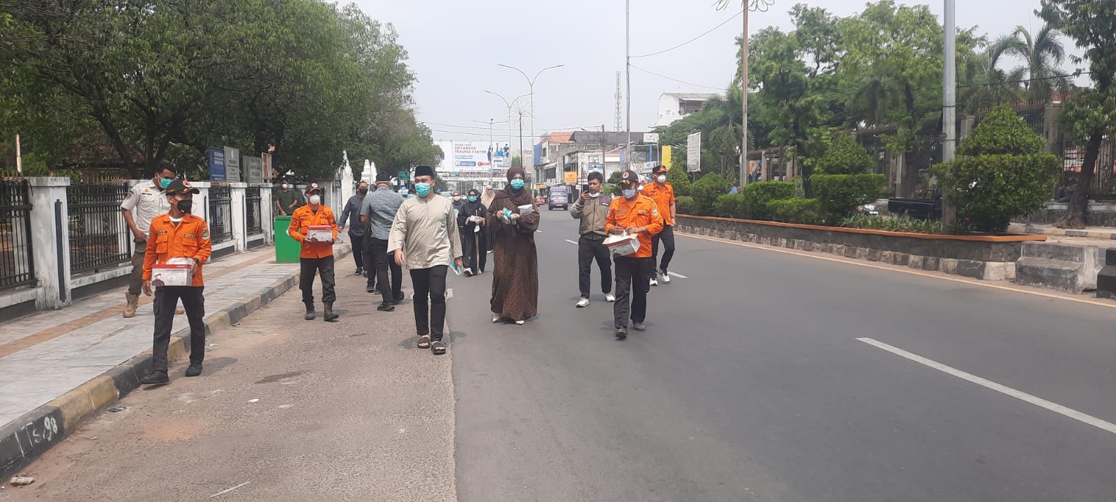 BPBD KOTA CILEGON BAGIKAN MASKER KEPADA MASYARAKAT SEBAGAI ANTISIPASI ABU VULKANIK
